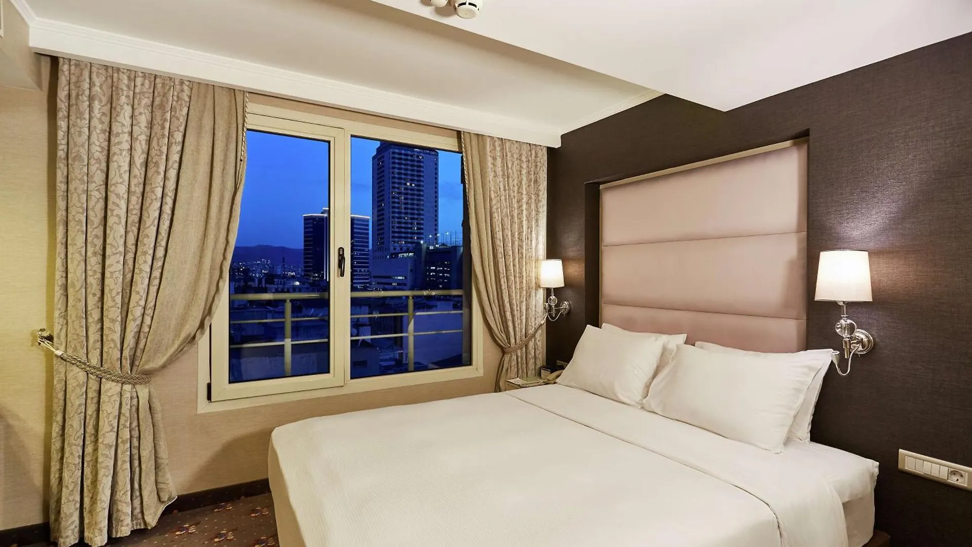 ****  מלון Doubletree By Hilton Izmir - Alsancak טורקיה