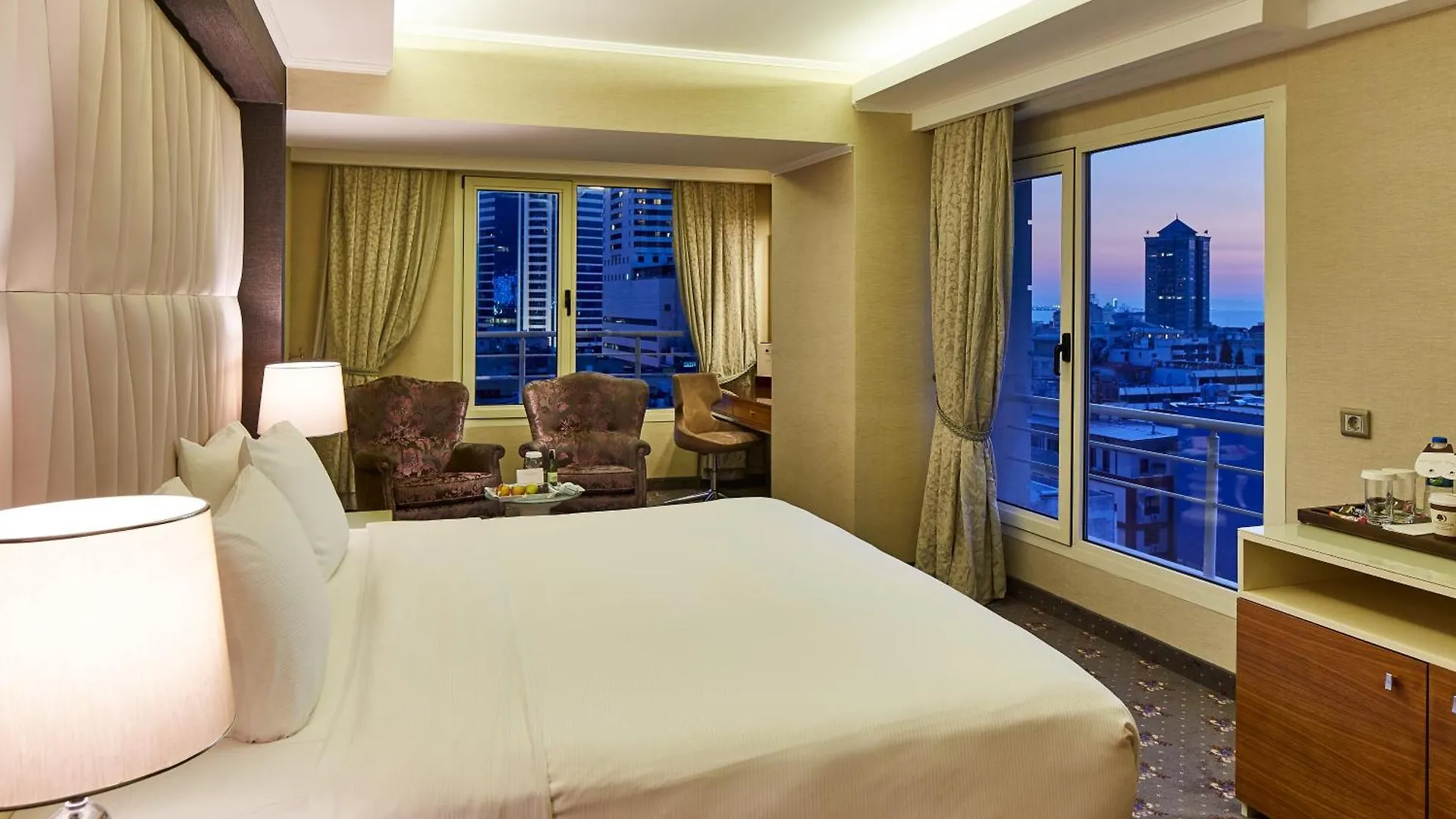 DoubleTree by Hilton Izmir - Alsancak Otel 4*,