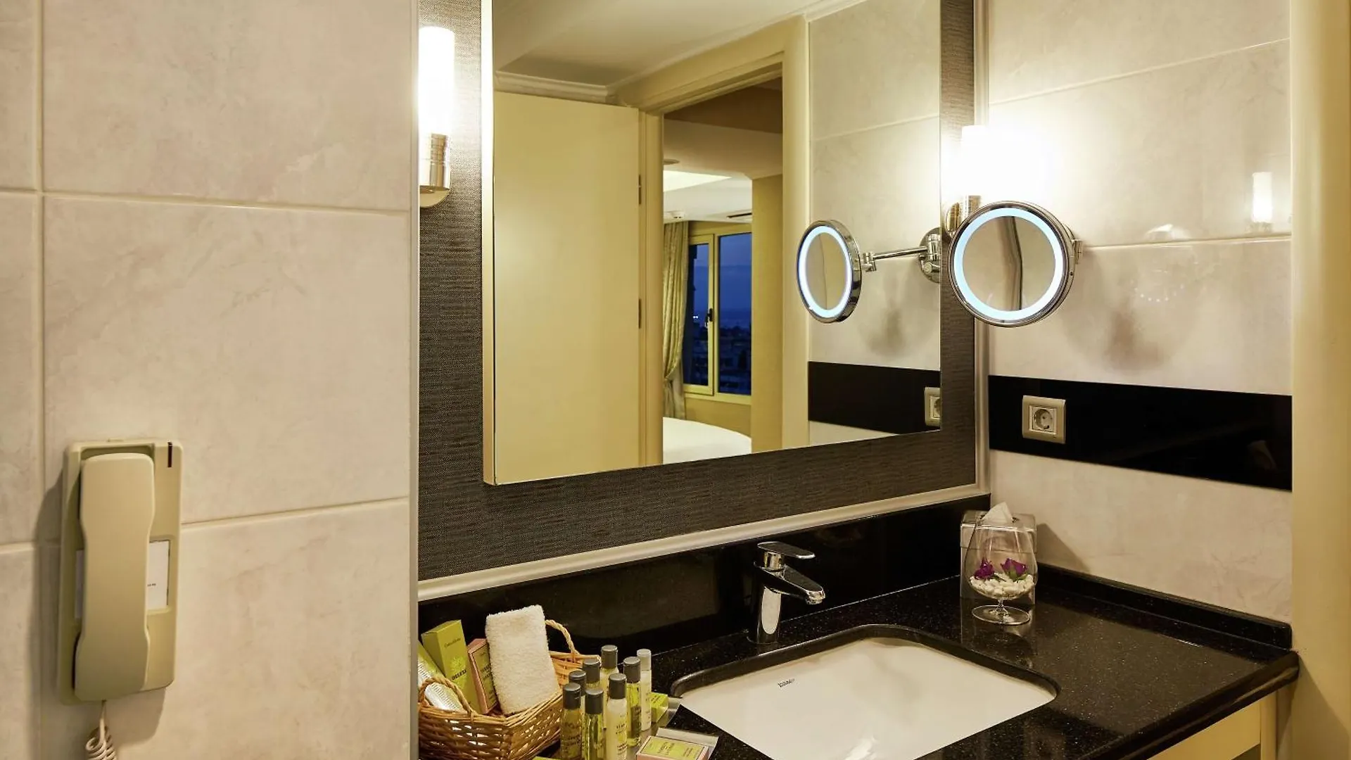 DoubleTree by Hilton Izmir - Alsancak Otel 4*,