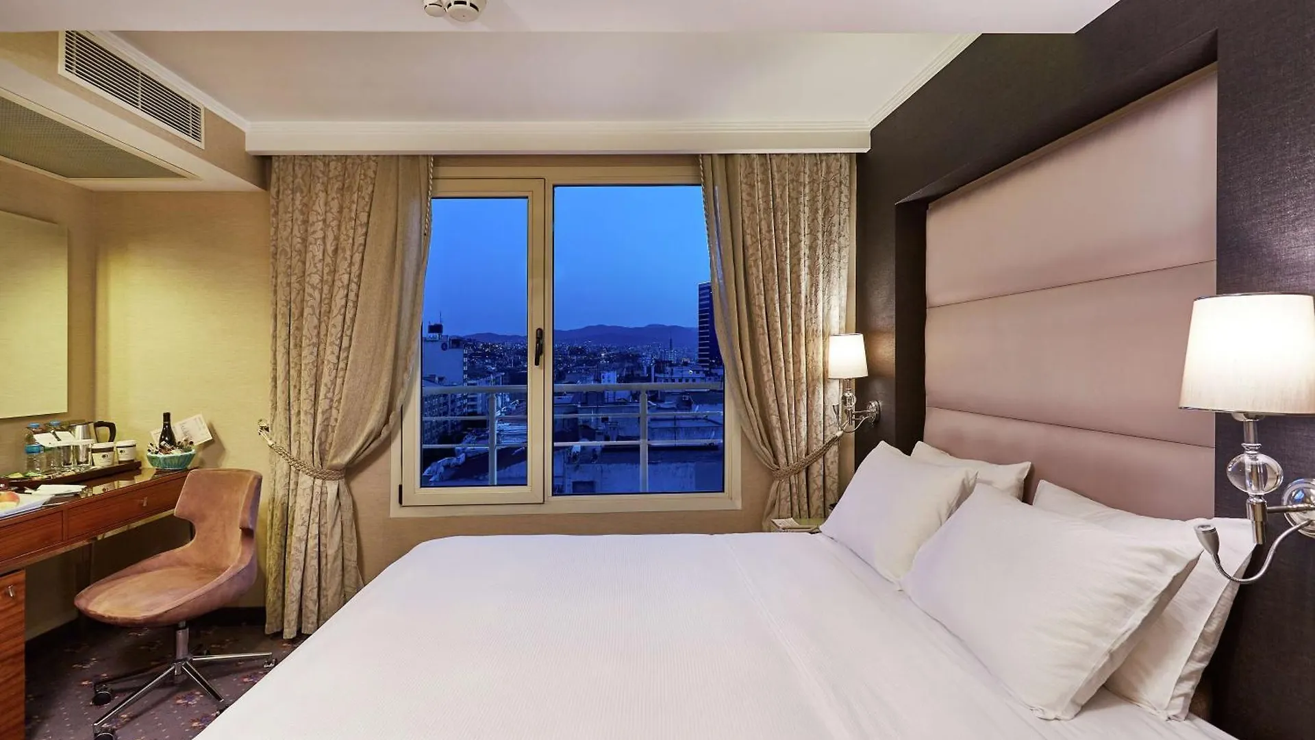 DoubleTree by Hilton Izmir - Alsancak Otel